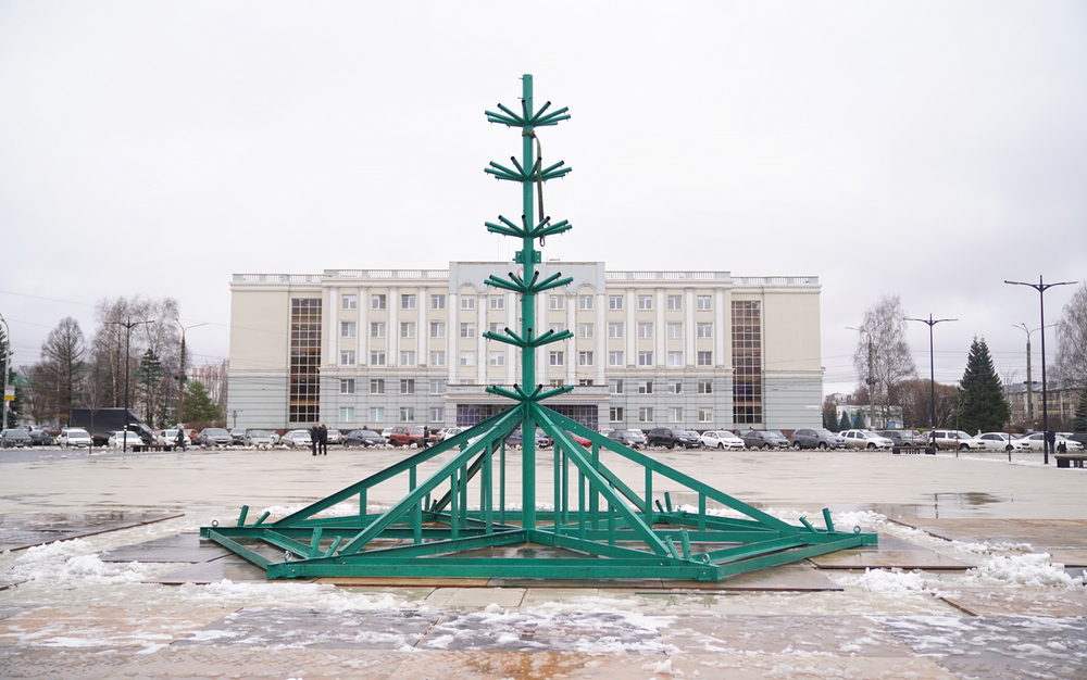 На Центральной площади Ижевска начали устанавливать главную новогоднюю ель