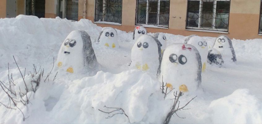 Дворник-художник из лицея № 25 создал городок из снежных фигур