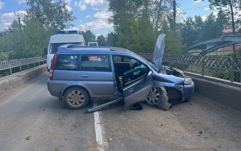 Нетрезвая женщина на «Хонде» врезалась в конструкцию моста в Глазове