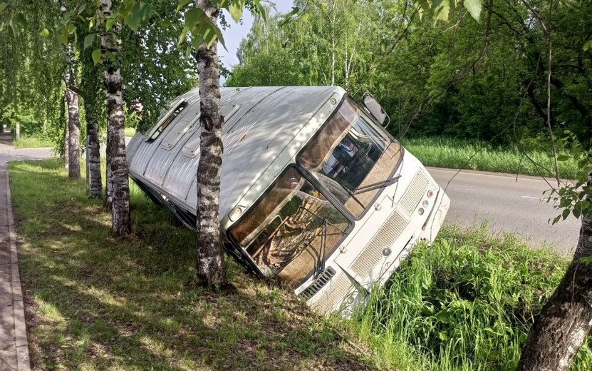 Пять пассажиров автобуса пострадали в Глазове