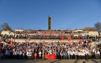 Около 5 тыс. человек спели в «Хоре отцов и сыновей» на День Победы в Ижевске
