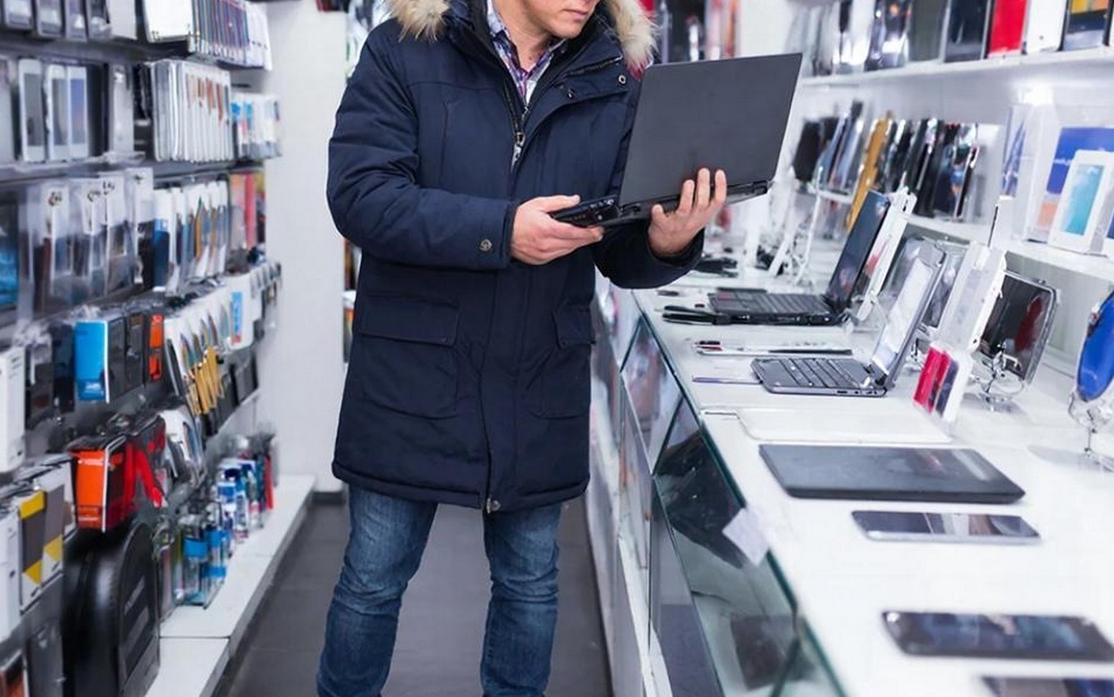 Житель Балезино украл ноутбук с витрины магазина техники