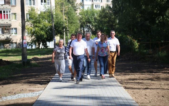 Новые тротуары построили у пяти школ Ижевска к учебному году