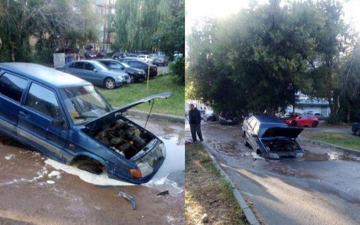 Фотофакт: машина провалилась под асфальт в городке Металлургов в Ижевске