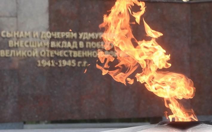 Акция «Свеча памяти» прошла у Вечного огня в Ижевске