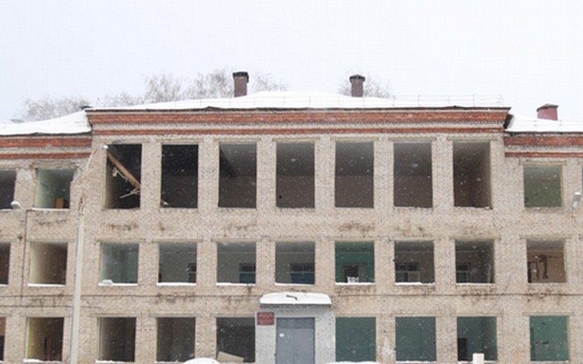 Школу № 65 начали сносить в Ижевске