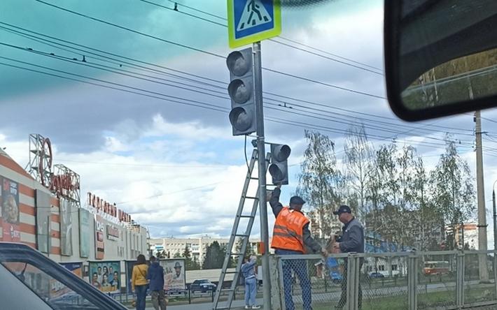 Светофор установили у торгового центра на ул. Автозаводской в Ижевске