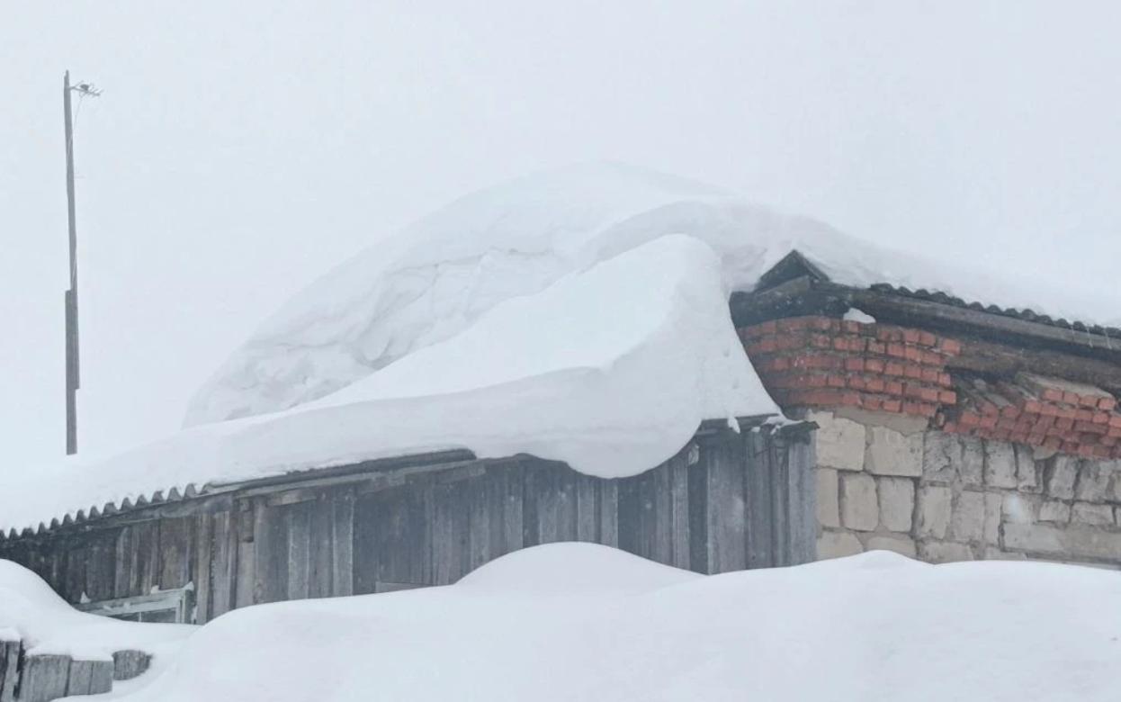 Несущие конструкции крыши дома сломались под тяжестью снега в Удмуртии