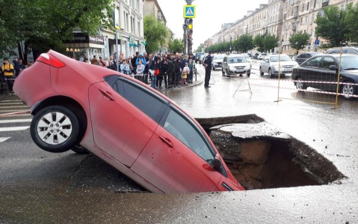 Провалившаяся под асфальт машина и транспортный коллапс: как Ижевск переживает ливень 6 июня