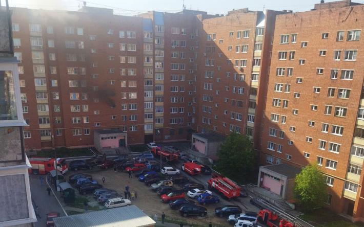 Очевидцы сообщили о пожаре в многоквартирном доме на улице Тимирязева в Ижевске