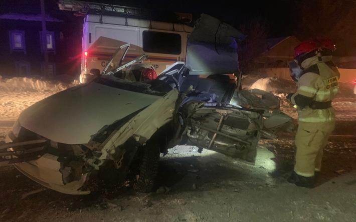 Водитель легковушки совершил столкновение с грузовиком в деревне Удмуртии
