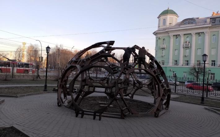Фотофакт: необычная полусфера появилась в сквере УдГУ в Ижевске
