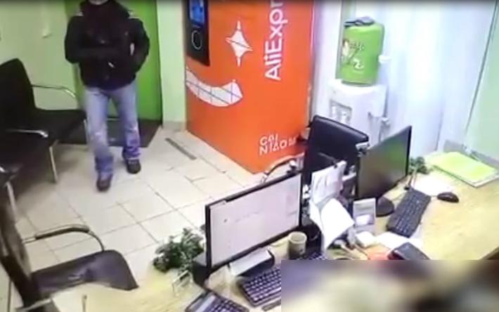 Видео: мужчина с ножом напал на офис микрозаймов в Ижевске