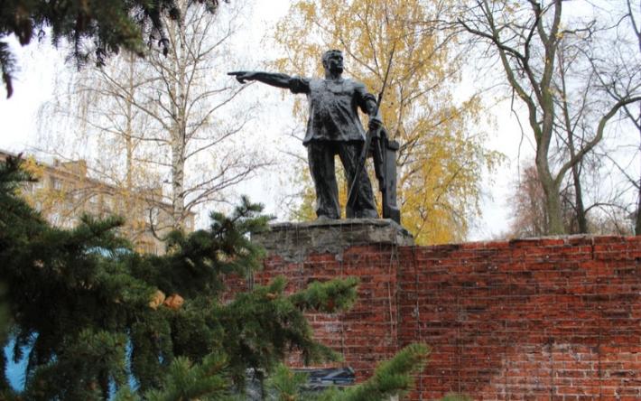 Ремонт памятника Ивану Пастухову в центре Ижевска завершат в ноябре