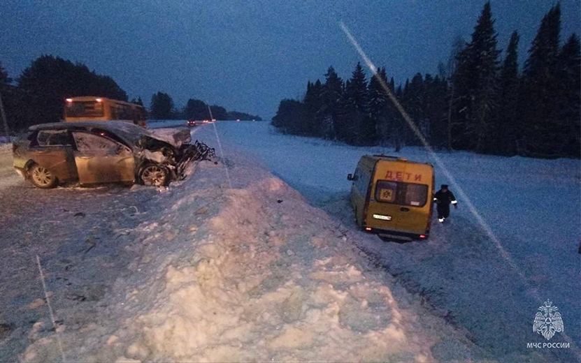 Двое детей пострадали в столкновении школьного автобуса и «Лады Весты» в Удмуртии