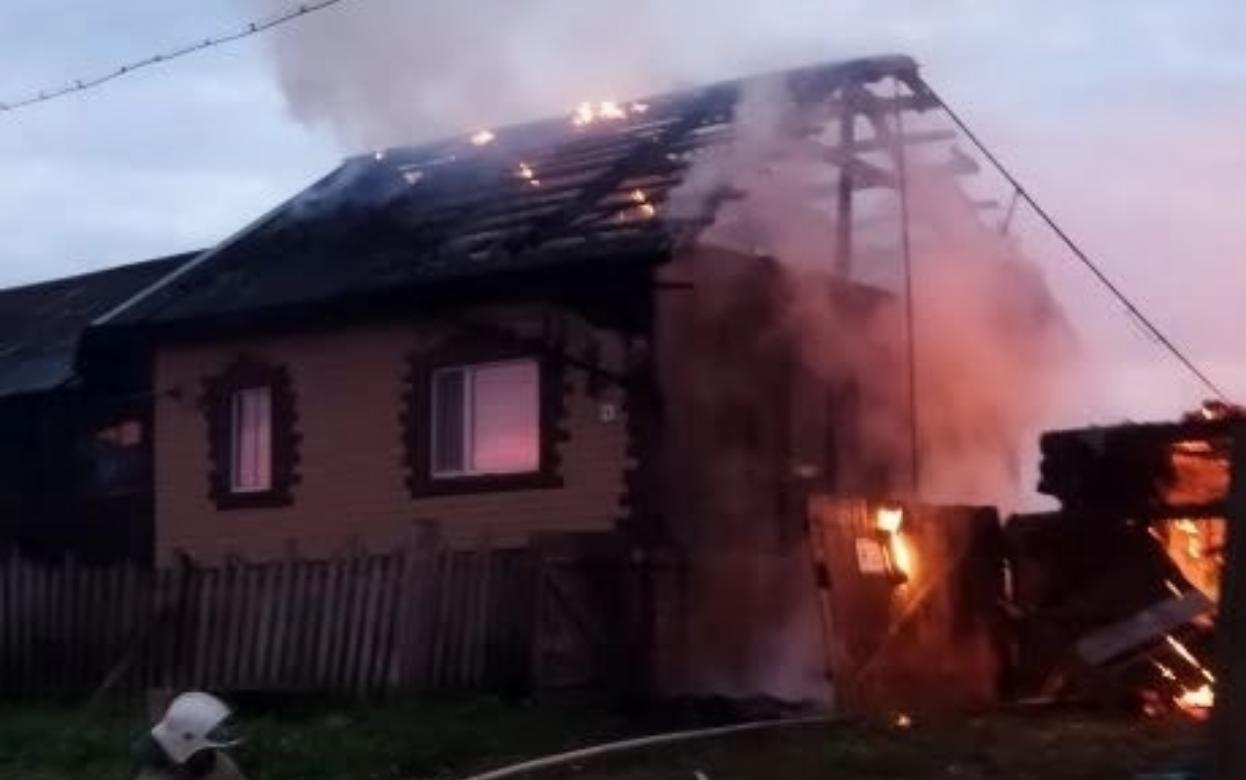 Гараж и автомобиль сгорели ночью в Удмуртии
