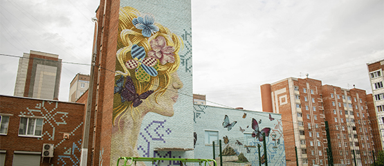 «Купальщица», велосипедистка и девушка с бабочками: 10 необычных граффити на улицах Ижевска