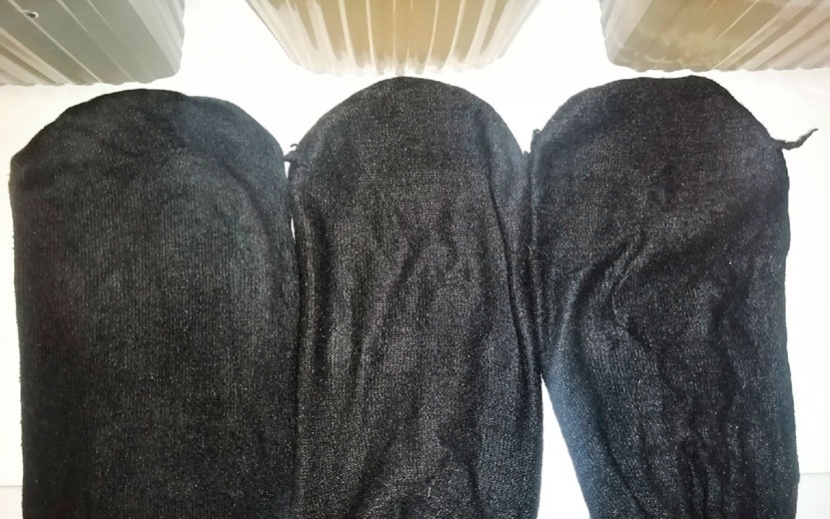 Все три носка после стирки стали чистыми
