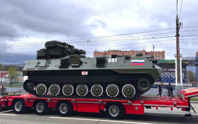 Парад продолжился показом боевой техники