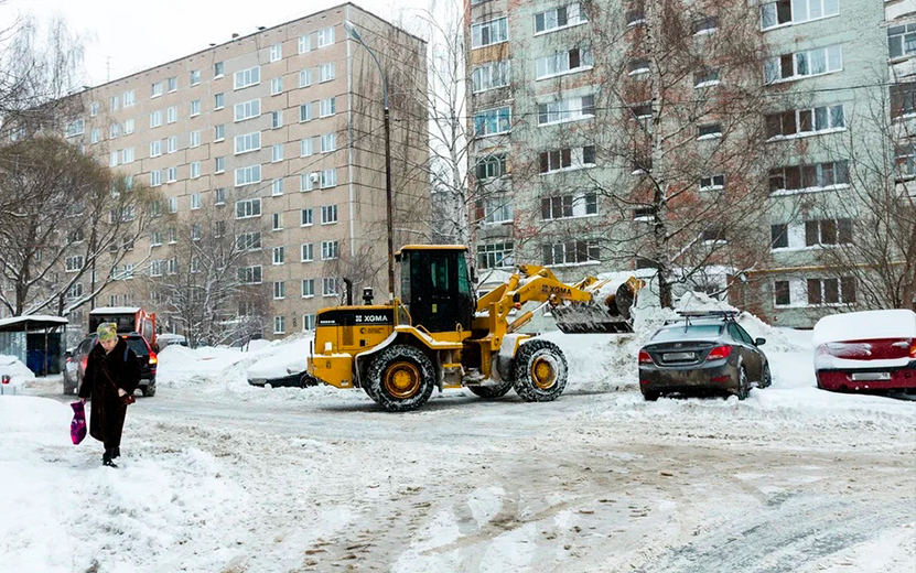 Бесплатные парковки и свободное посещение в школах: как в Ижевске борются с последствиями снегопадов