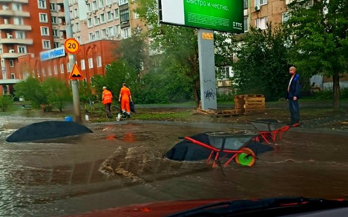 Власти Ижевска ответили на критику за укладку асфальта под ливнем