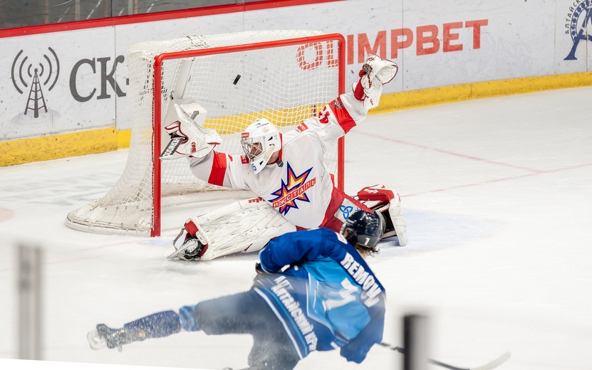 Хоккейная «Ижсталь» проиграла в Барнауле