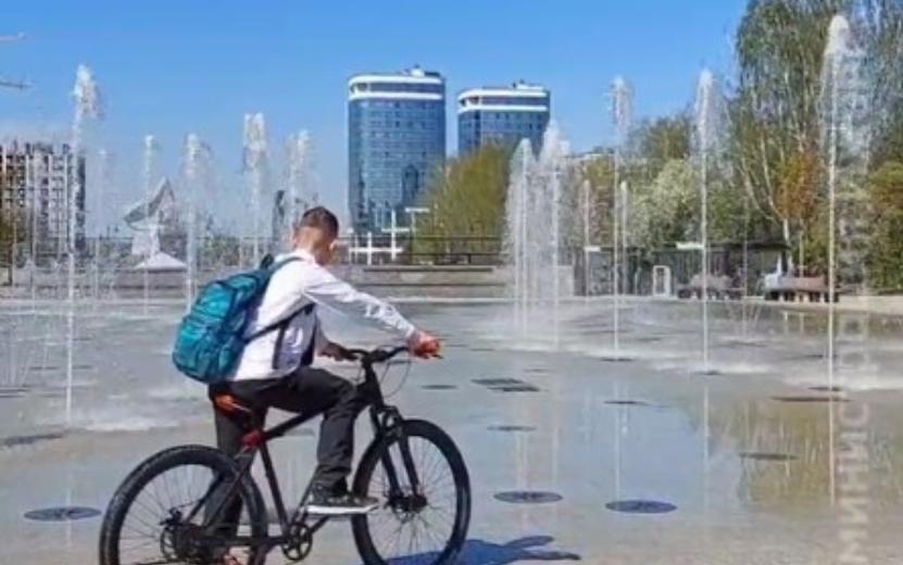 Светомузыкальный фонтан включили на Центральной площади Ижевска. Видео: администрация Ижевска