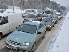 Система работы служб в снегопады в Ижевске такова, что каждый каприз погоды гарантирует транспортный коллапс и новые пробки