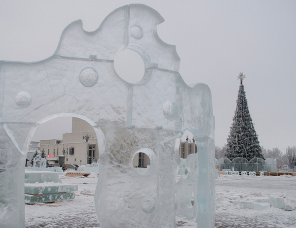 Фотофакт: ледовый городок строят на Центральной площади Ижевска