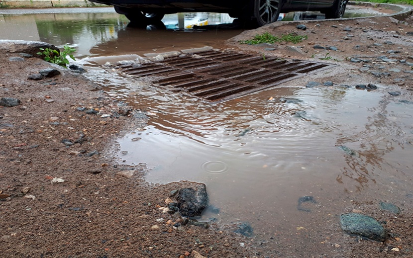 Отсюда лишняя вода тоже стекает на улицу Новую Восьмую 