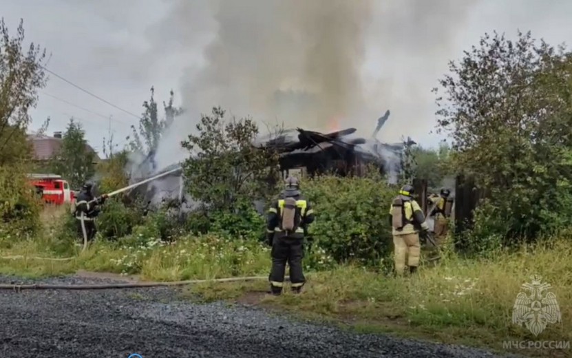 Деревянный дом сгорел на улице Потемкина в Ижевске