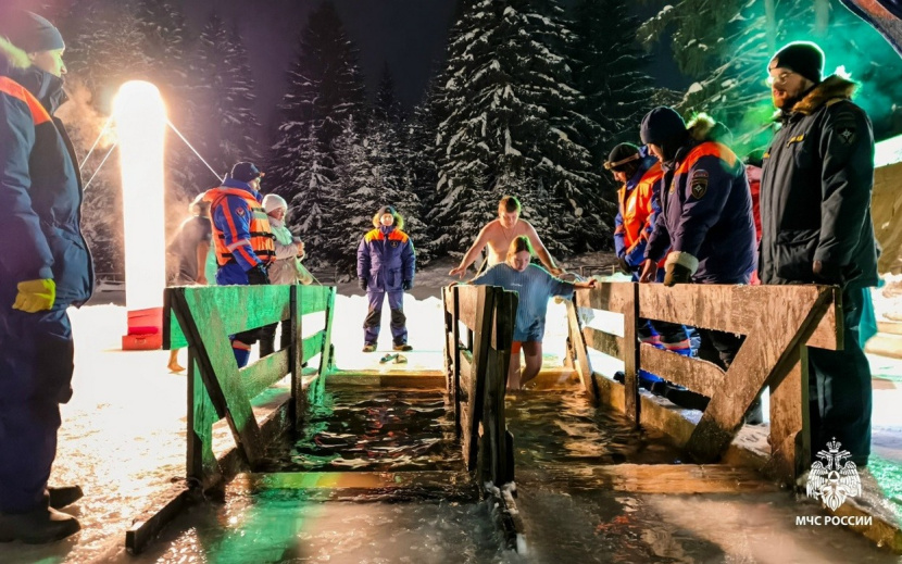 Более 6,5 тыс. жителей Удмуртии приняли участие в крещенских купаниях. Фото: пресс-служба ГУ МЧС по Удмуртии