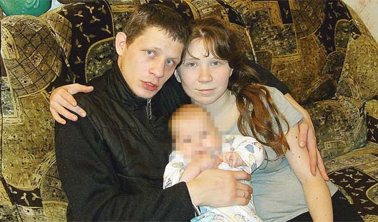 Ольга и Николай на фото со старшим сыном, с дочерью даже сфотографироваться не успели