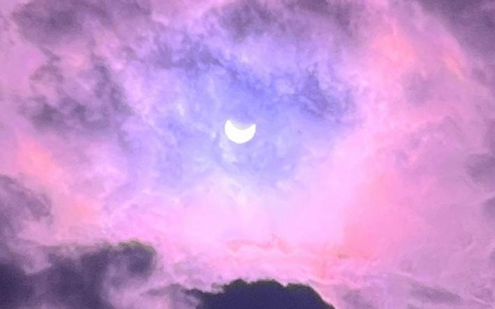 Жители Ижевска поделись фото солнечного затмения