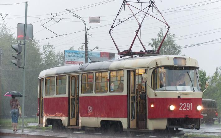 Троллейбусы и трамваи встали на двух улицах Ижевска из-за дождя