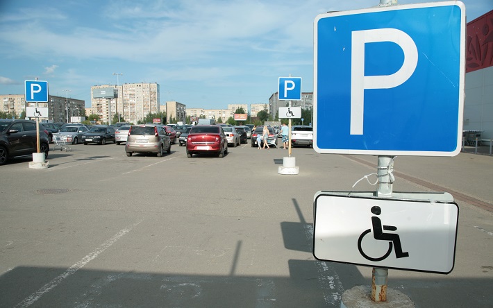 Зону с бесплатными парковками у поликлиник предложили расширить в России