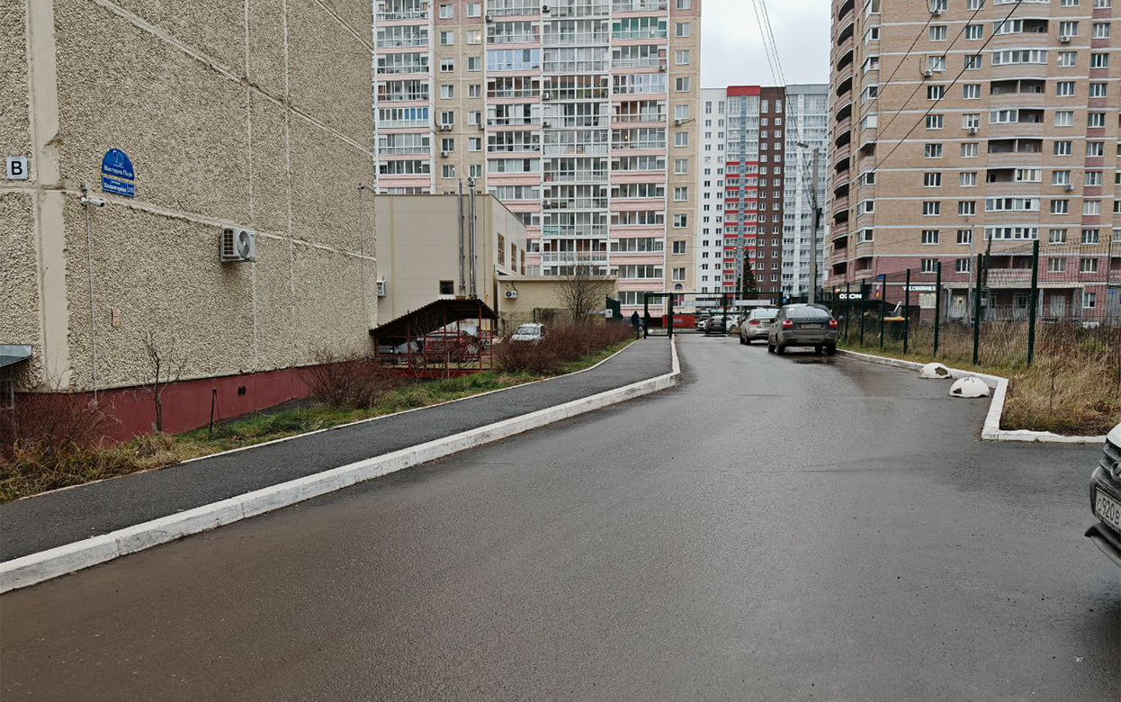 «Мы должны платить за проезд к своему дому?»: застройщик из Ижевска продал придомовую территорию частникам