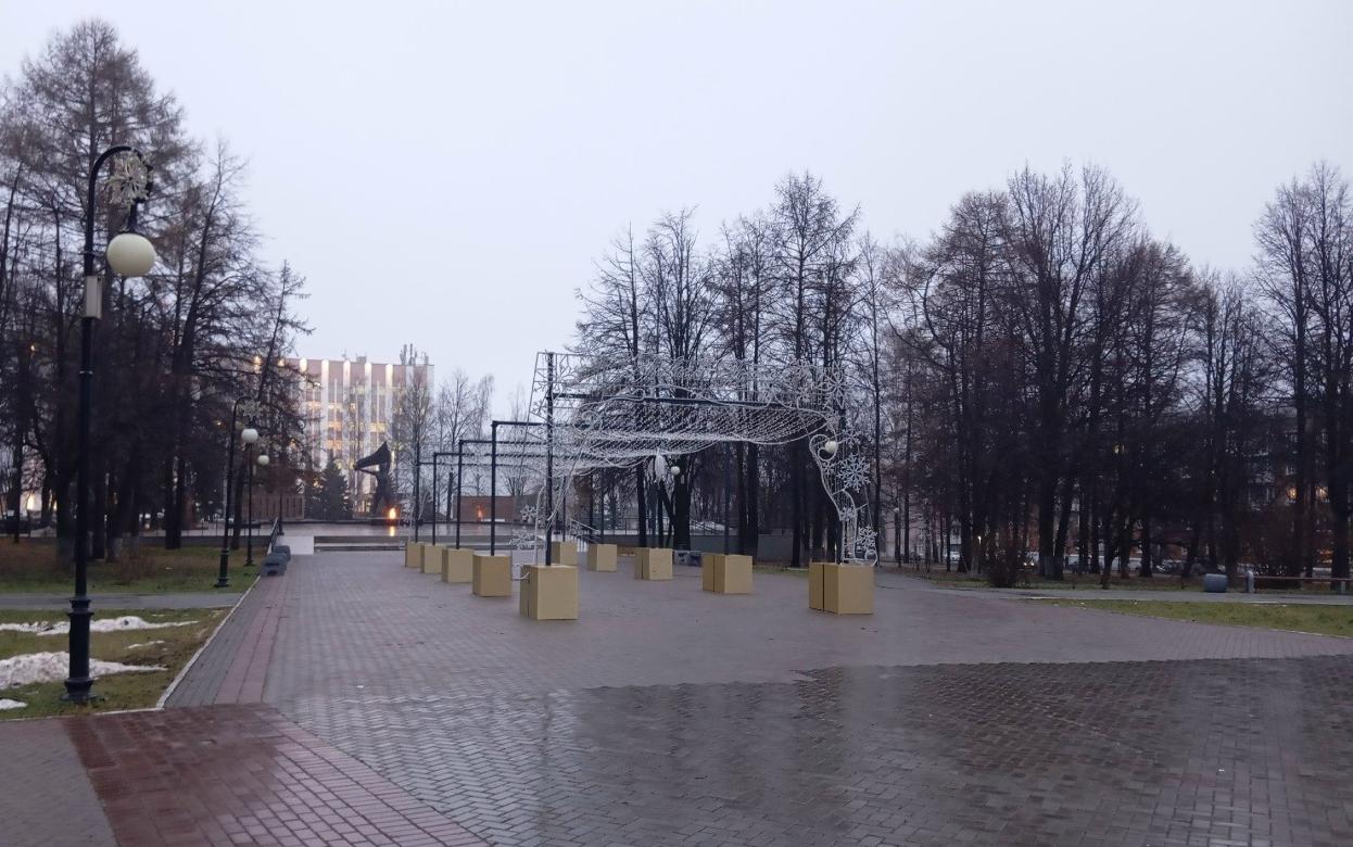 Фотофакт: новогодние ворота установили в Сквере Победы в Ижевске