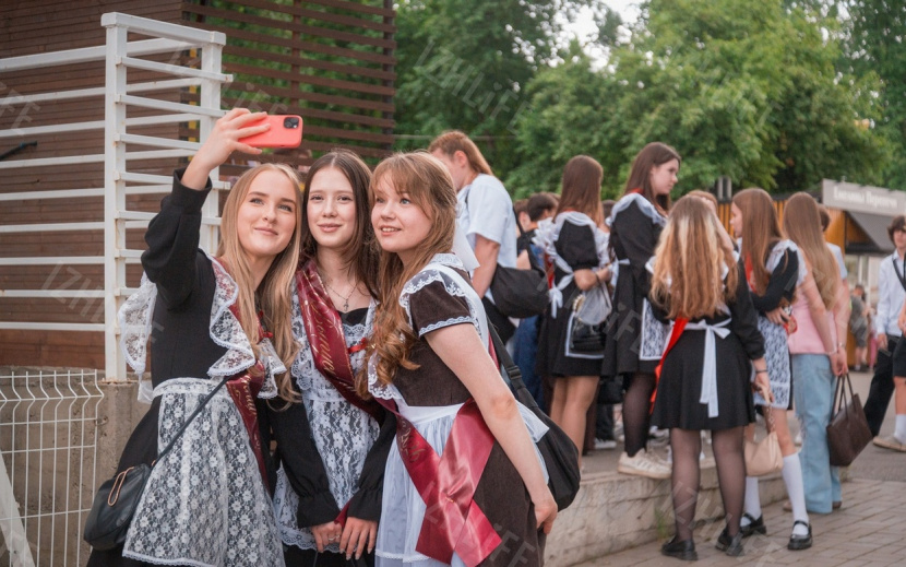 Выпускники школ Ижевска отметили «Последний звонок». Фото: Алексей Филинов