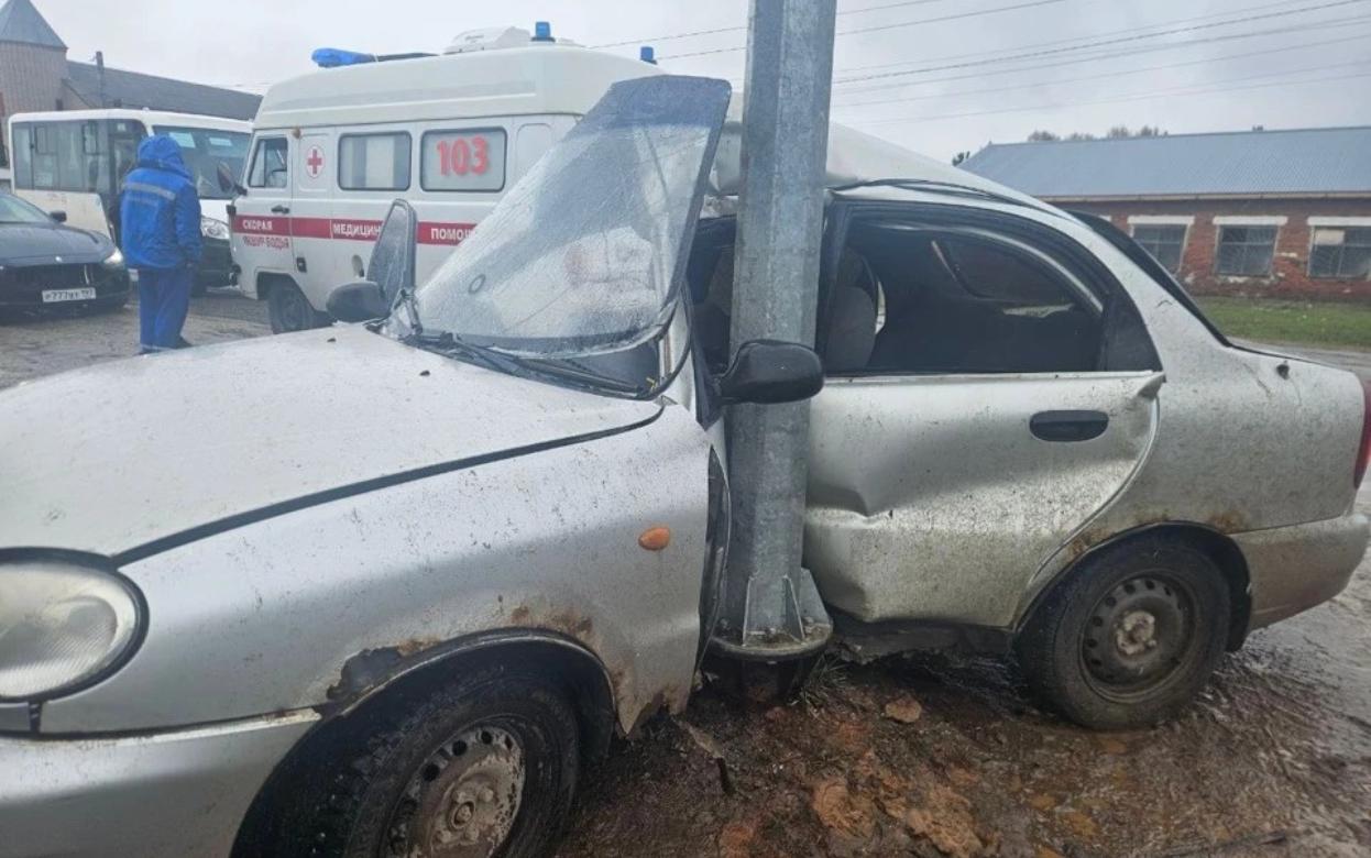 Подросток на легковушке врезался в столб в Якшур-Бодье, пострадали двое