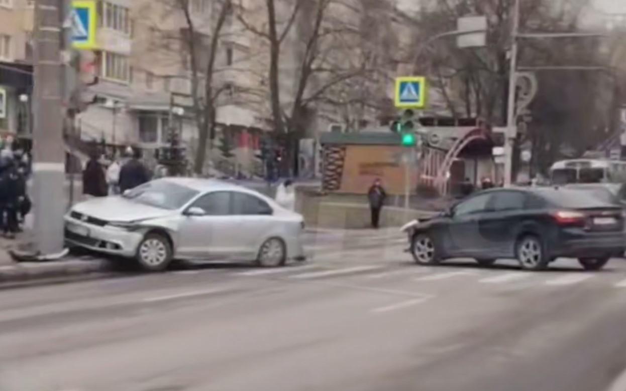 Мужчина пострадал в ДТП у торгового центра в Ижевске