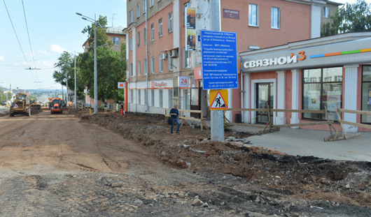 На улице Карла Маркса в Ижевске вскрыли тротуар