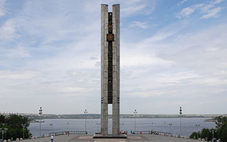 Монумент дружбы народов огородили в Ижевске