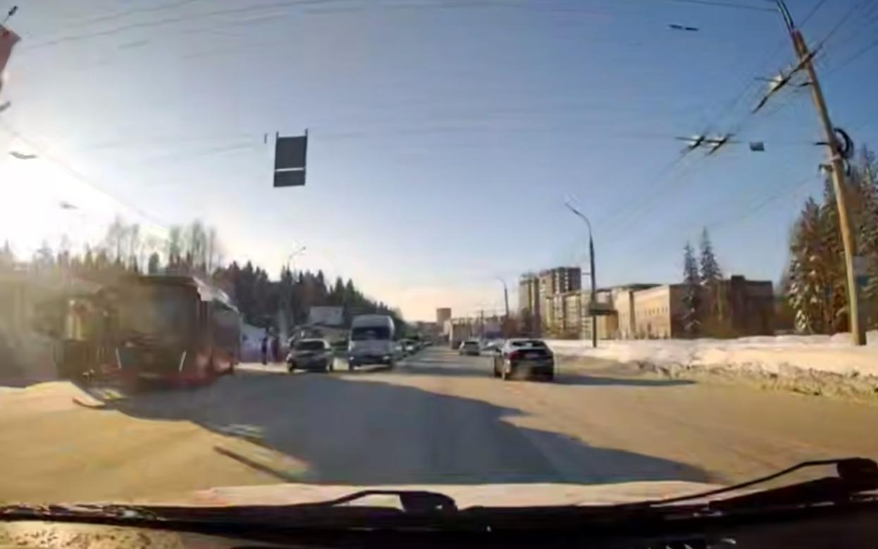Два новых автобуса столкнулись на ул. Удмуртской в Ижевске