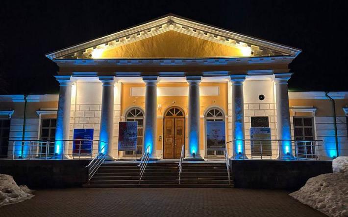 Музей в Ижевске подсветили синим в рамках акции поддержки людей с аутизмом
