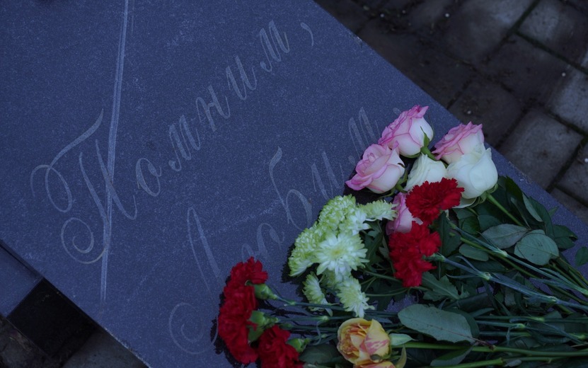 Фотофакт: цветы несут к памятнику жертвам взрыва дома на Удмуртской 