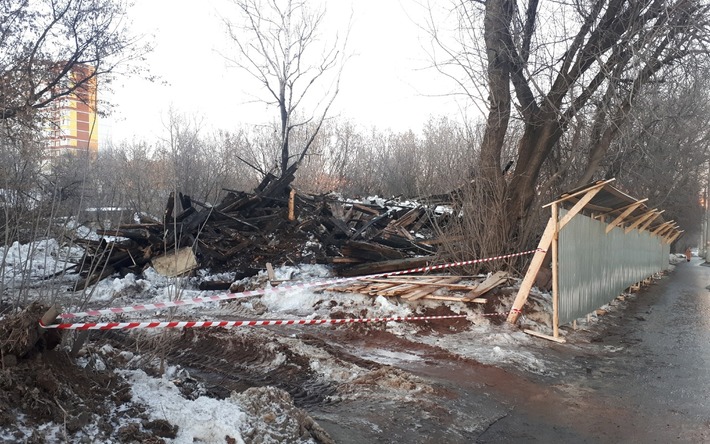 Фотофакт: в Ижевске снесли заброшенный дом на улице Ленина