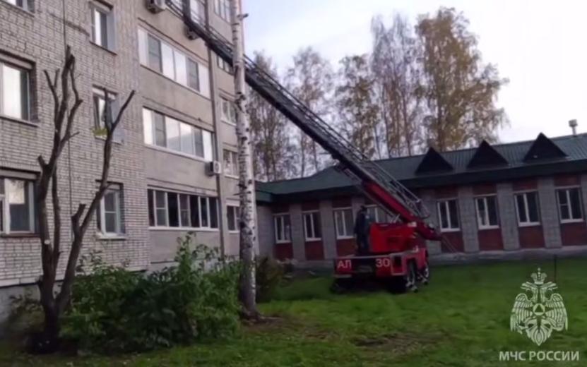 Пенсионер погиб при пожаре в многоэтажке в Глазове