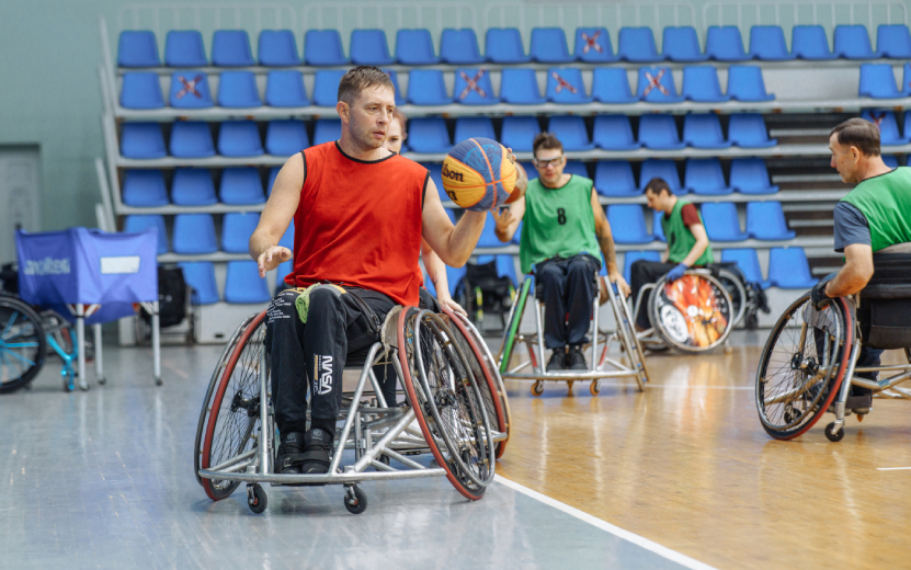 Учитель из Ижевска собрал баскетбольную команду на колясках
