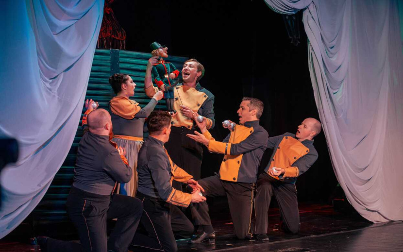  Комедия «Огниво» Московского театра кукол на сцене фестиваля. Фото: дирекция фестиваля «Снежность»